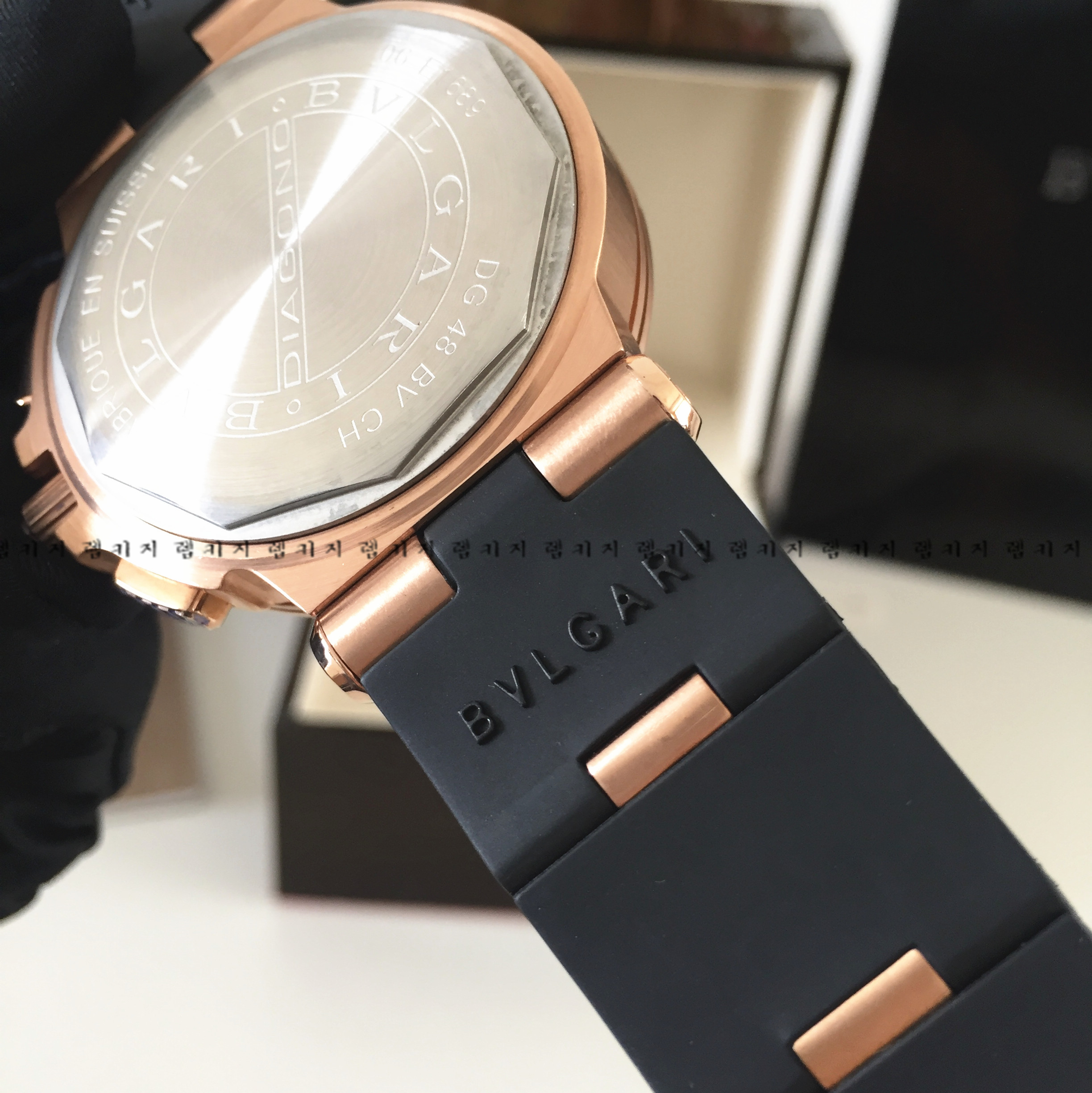 불가리 디아고노 금장 블랙다이얼 우레탄시계